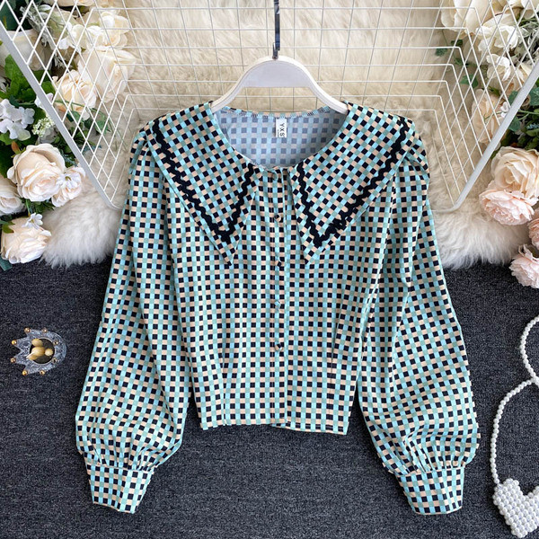 Női alkalmi ing ovális nyakkivágással és kék gombokkal