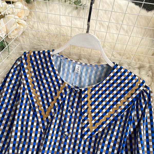 Női alkalmi ing ovális nyakkivágással és kék gombokkal