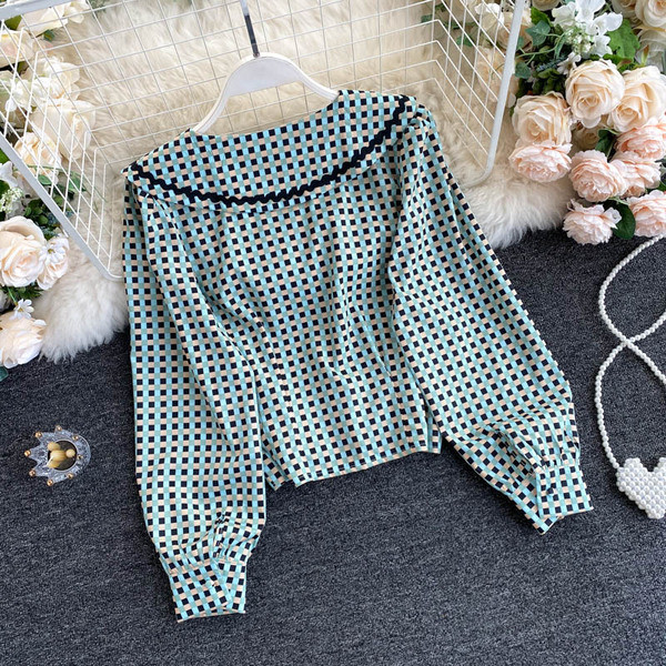 Női alkalmi ing ovális nyakkivágással és kék gombokkal