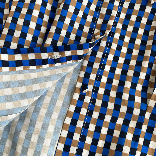 Női alkalmi ing ovális nyakkivágással és kék gombokkal