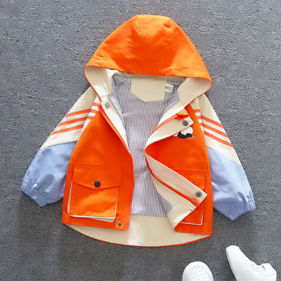 Napi gyerekkabát fiúknak kapucnival és rátéttel