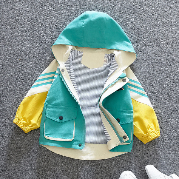 Napi gyerekkabát fiúknak kapucnival és rátéttel