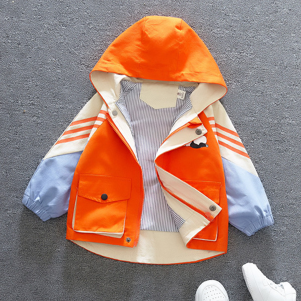 Napi gyerekkabát fiúknak kapucnival és rátéttel