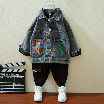 Moodne taskute ja värviliste rakendustega teksajakk poistele