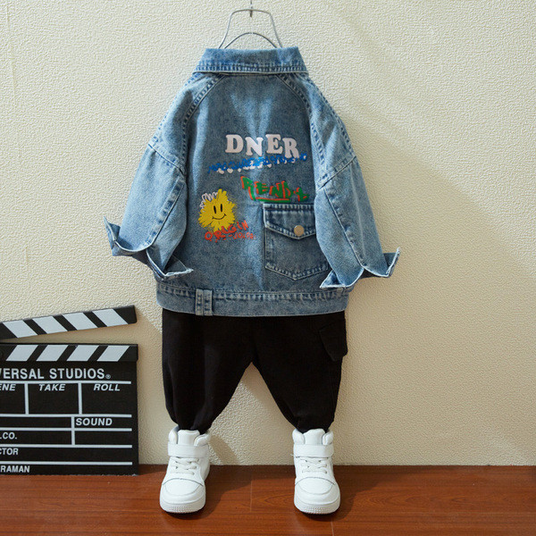 Moodne taskute ja värviliste rakendustega teksajakk poistele