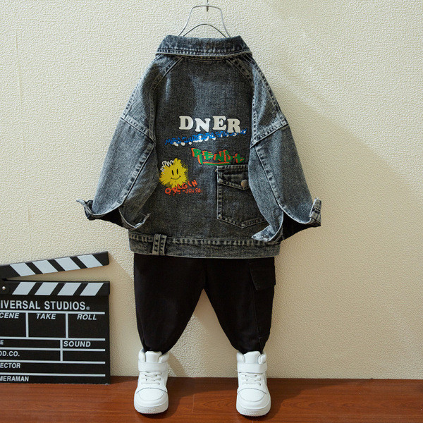 Moodne taskute ja värviliste rakendustega teksajakk poistele