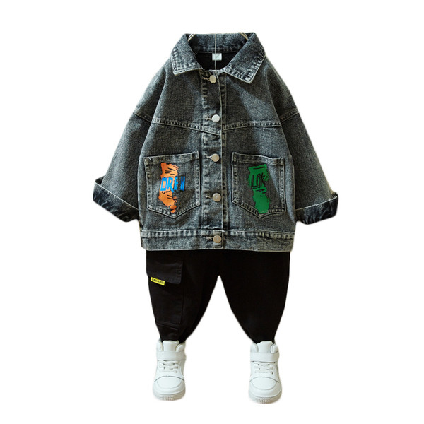 Moodne taskute ja värviliste rakendustega teksajakk poistele