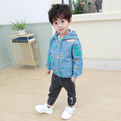 Καθημερινό παιδικό μπουφάν με απλικέ και κουκούλα για αγόρια