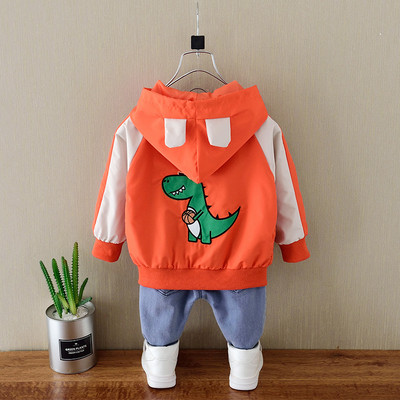 Őszi gyerekdzseki fiúknak kapucnival és rátéttel