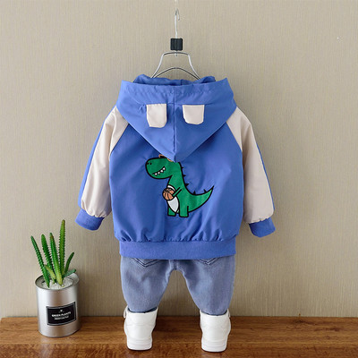 Őszi gyerekdzseki fiúknak kapucnival és rátéttel