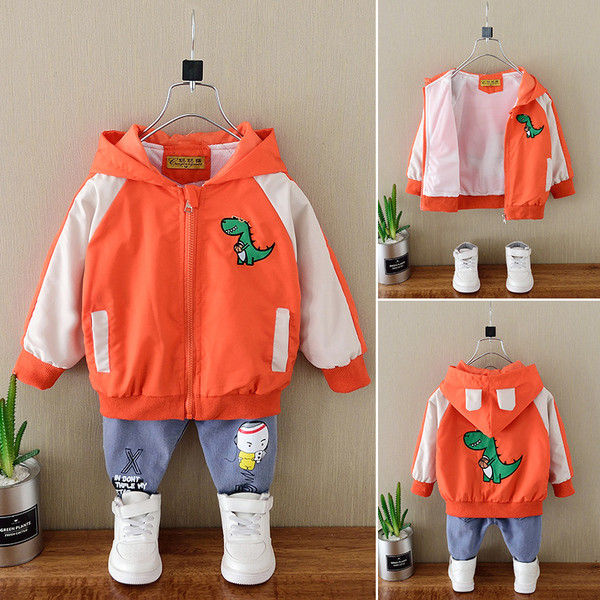 Őszi gyerekdzseki fiúknak kapucnival és rátéttel