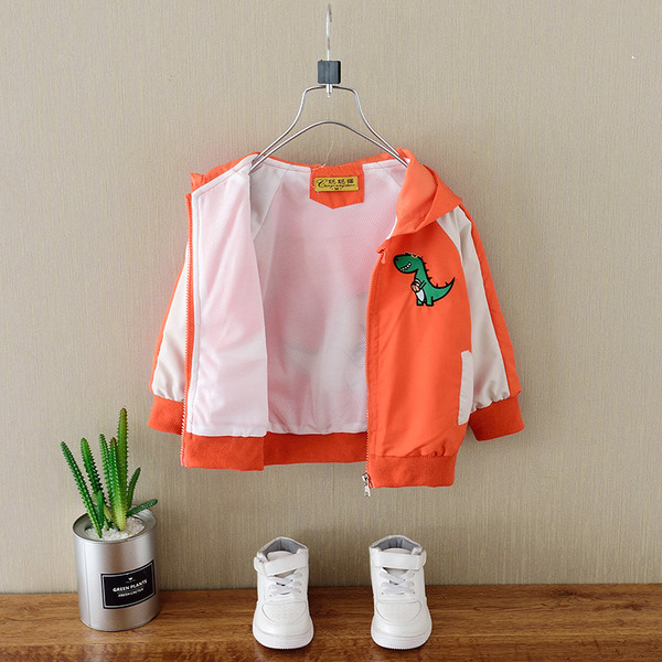 Őszi gyerekdzseki fiúknak kapucnival és rátéttel