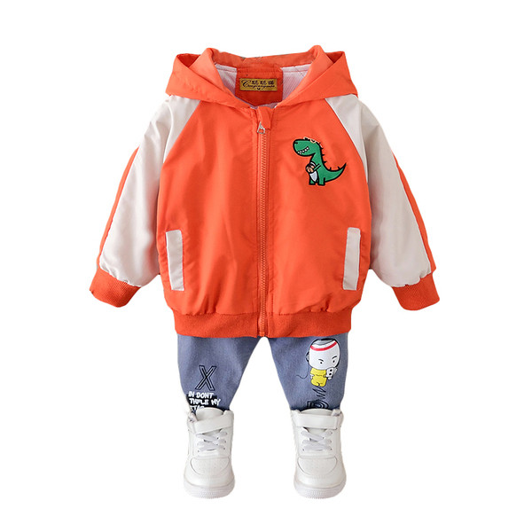 Őszi gyerekdzseki fiúknak kapucnival és rátéttel