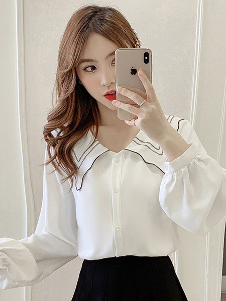 Valge nööpide ja pikkade varrukatega naiste vabaajasärk