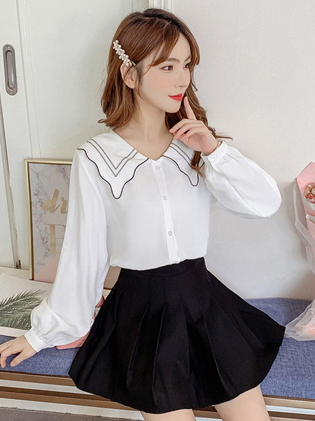 Valge nööpide ja pikkade varrukatega naiste vabaajasärk