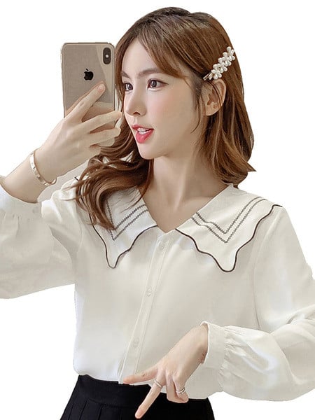 Valge nööpide ja pikkade varrukatega naiste vabaajasärk