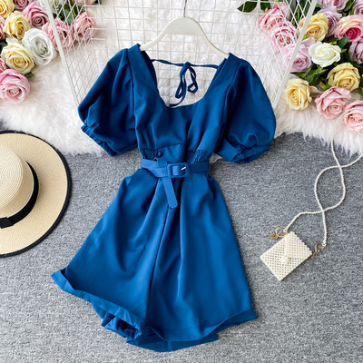 Modern női overál rövid ujjal és övvel