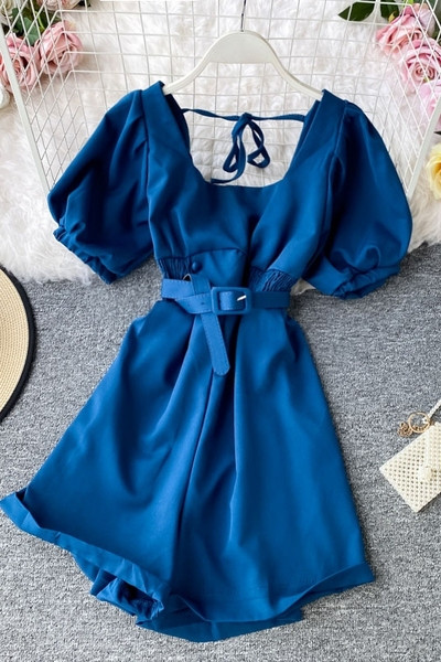 Modern női overál rövid ujjal és övvel