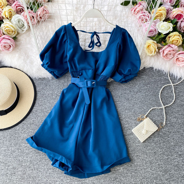 Modern női overál rövid ujjal és övvel