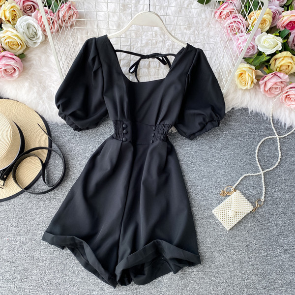 Modern női overál rövid ujjal és övvel