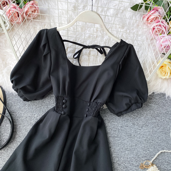 Modern női overál rövid ujjal és övvel