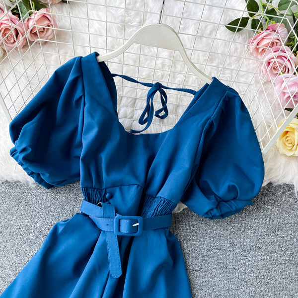 Modern női overál rövid ujjal és övvel