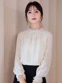 Cămașă elegantă de damă, cu guler înalt și perle în bej