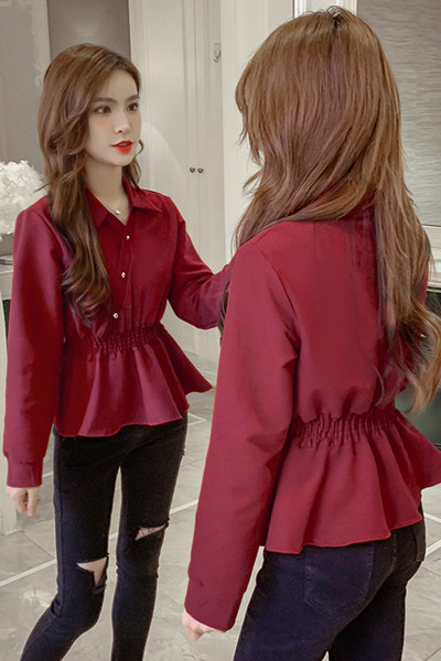 Sieviešu krekls ar elastīgu jostasvietu un klasisku apkakli