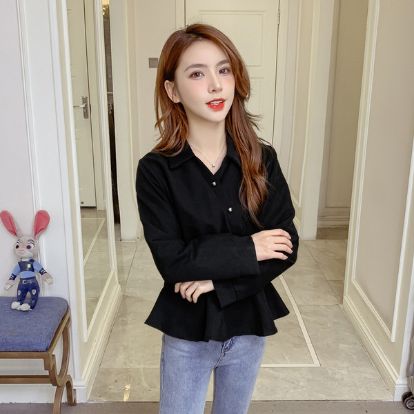 Sieviešu krekls ar elastīgu jostasvietu un klasisku apkakli