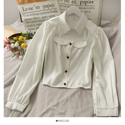 Moodne naiste särk nööpide ja laiade varrukatega