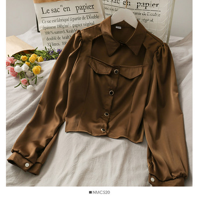 Moodne naiste särk nööpide ja laiade varrukatega