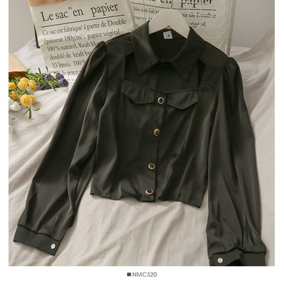 Moodne naiste särk nööpide ja laiade varrukatega