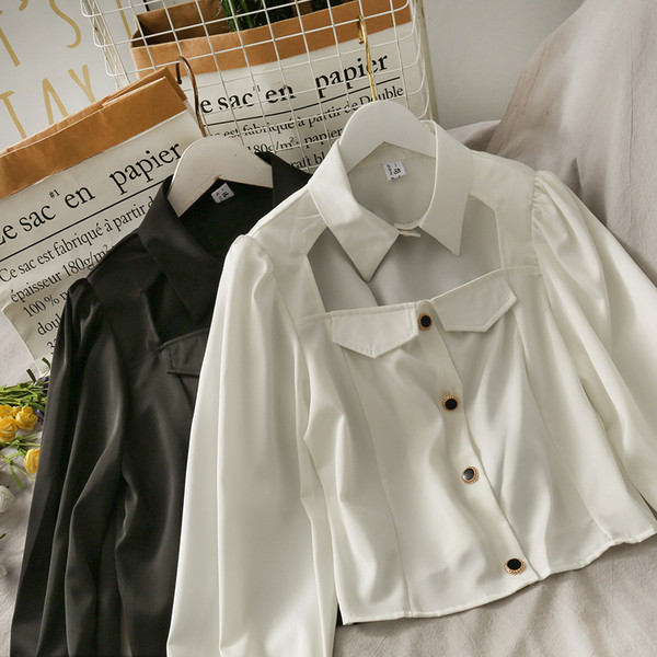 Moodne naiste särk nööpide ja laiade varrukatega