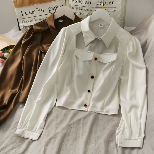 Moodne naiste särk nööpide ja laiade varrukatega