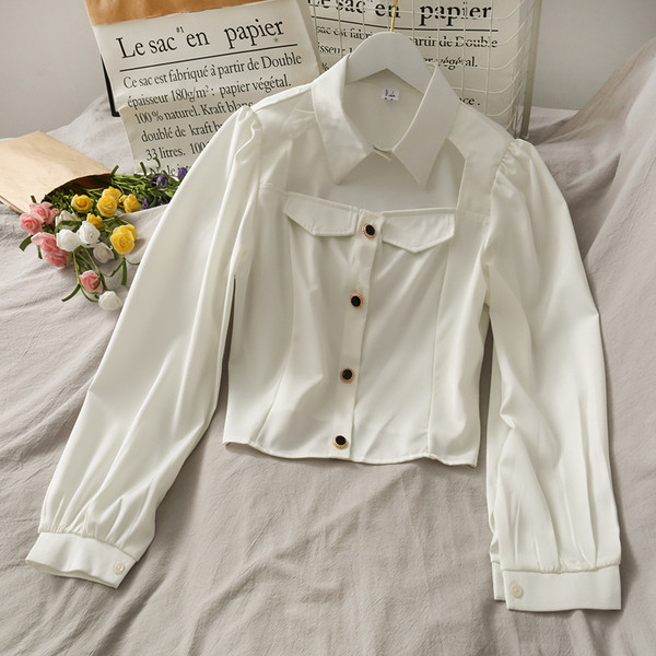 Moodne naiste särk nööpide ja laiade varrukatega