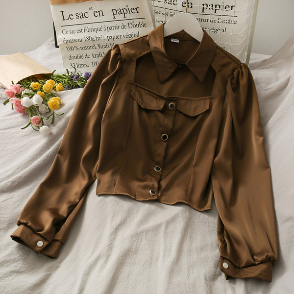 Moodne naiste särk nööpide ja laiade varrukatega