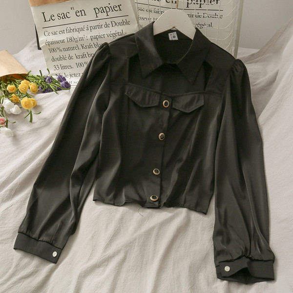 Moodne naiste särk nööpide ja laiade varrukatega