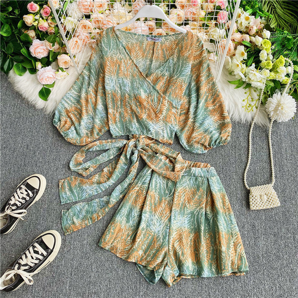 Set de damă modern de pantaloni scurți și bluză