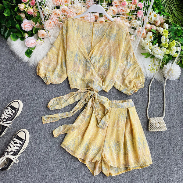 Set de damă modern de pantaloni scurți și bluză