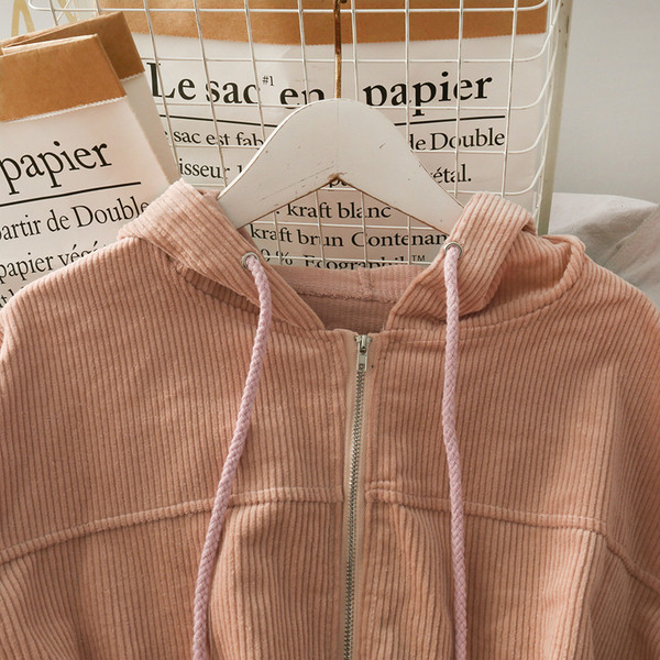 Női alkalmi kabát kapucnival és zsebekkel