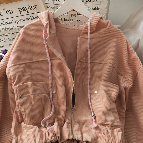 Női alkalmi kabát kapucnival és zsebekkel