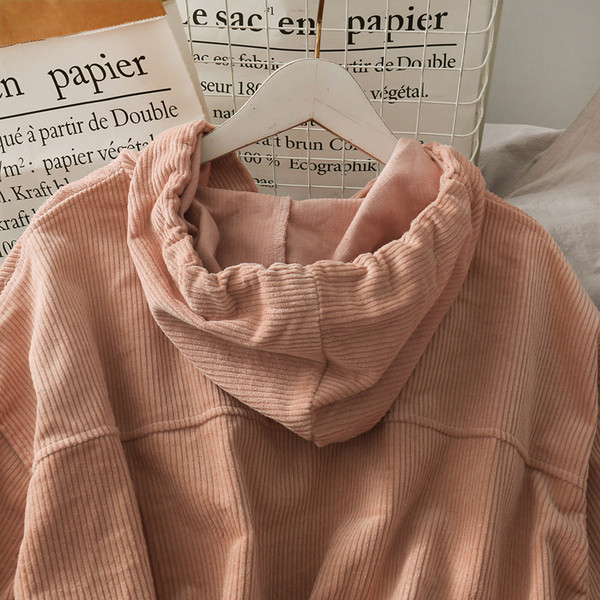 Női alkalmi kabát kapucnival és zsebekkel