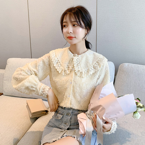 Uus mudel pitsi ja nööpidega naiste särk beežis värvitoonis