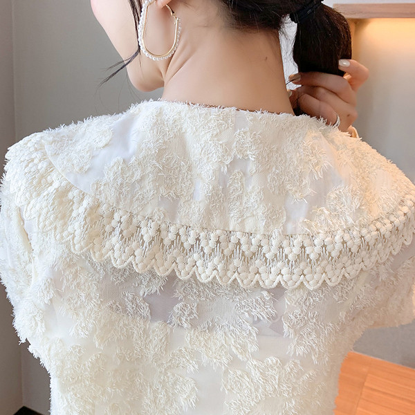 Uus mudel pitsi ja nööpidega naiste särk beežis värvitoonis