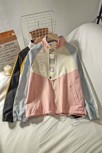 Sieviešu ikdienas jaka ar uzrakstu un rāvējslēdzēju