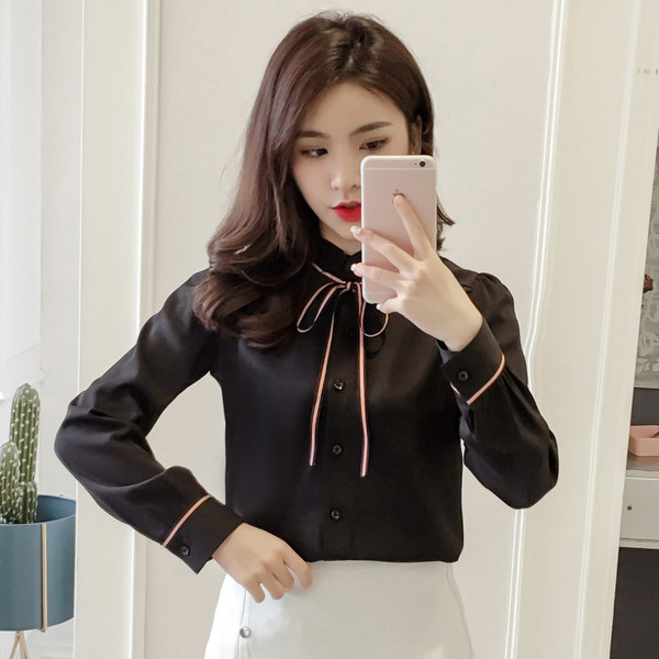 Cămașă elegantă de damă cu panglică și nasturi în alb și negru