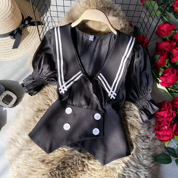 Naiste kaasaegne asümmeetrilise mustriga nööpidega särk