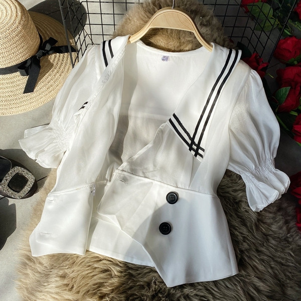 Naiste kaasaegne asümmeetrilise mustriga nööpidega särk