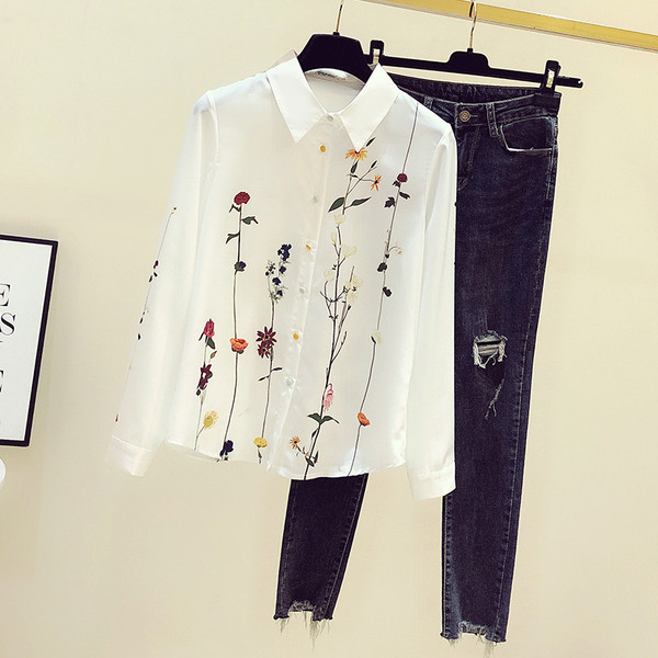 Fehér női ing klasszikus gallérral és virágmotívumokkal