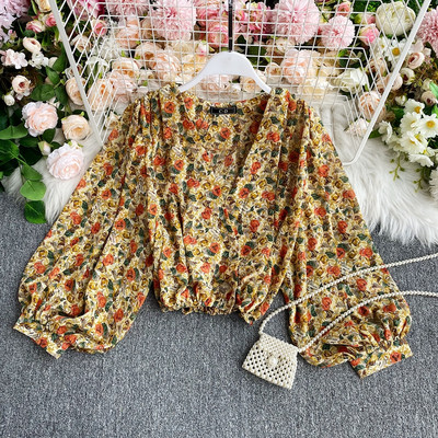 Lillemustri ja laiade varrukatega naiste moodne särk